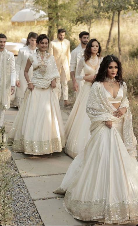 Desi Bridesmaids Outfits, Indian Bridesmaids Outfits, Desi Bridesmaids, Indian Bridesmaid Dresses, Indian Bridesmaids, Bridesmaid Lehenga, Desi Wedding Dresses, Wedding Lehenga Designs, Desi Bride