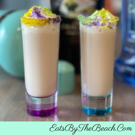 KING CAKE SHOTS - Eats by the Beach Easy Shot Recipes, Mardi Gras Party Food, Pudding Shot Recipes, Mardi Gras Desserts, Mardi Gras Drinks, Cake Shot, Jello Shots Vodka, Cake Vodka, Cake Shots