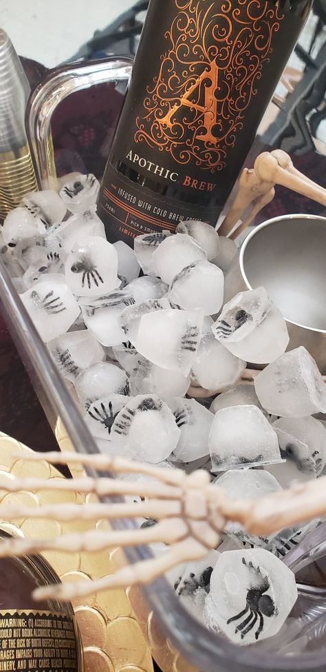 Halloween Ice Bucket, Spooky Ice Cubes, Halloween Ice Luge, Spider Ice Cubes, Branded Giveaways, Halloween Ice Cubes, Dry Ice Halloween, Sophisticated Halloween Party, Holiday Event Decor