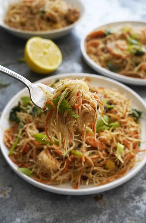 Simple Bihun Goreng Recipe Pancit Noodles, Pancit Recipe, Chicken Carrots, Asian Noodle Recipes, The Recipe Critic, Recipe Critic, Tasty Meals, Chicken And Shrimp, Savory Sauce