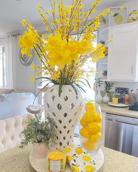 Yellow Kitchen Decorating Ideas, Spring Summer Home Decor Ideas, Lemon Inspired Decor, Yellow And White Tablescape, Lemon Centerpiece Ideas Kitchen, Lemon Dining Room Decor, Yellow Vase Decor, Lemon Arrangements Vases, Spring House Decorations