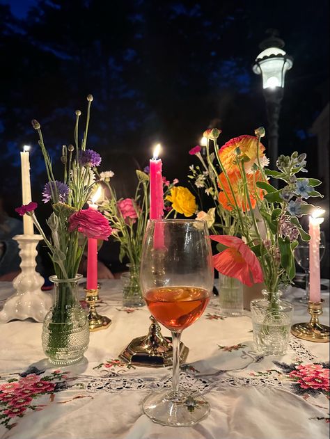 Balcony Dinner Party, Poolside Dinner Party Table Settings, Alfresco Dinner Party, Fairycore Dinner Party, Teenage Dinner Party, Dinner Party Asthetics, Flower Dinner Party Aesthetic, Dinner Party Florals, College Dinner Party