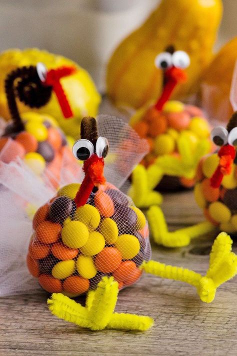 These Thanksgiving Candy Turkey Treats #Thanksgiving #turkey #candy #DIY Candy Turkeys, Thanksgiving Turkey Treats, Thanksgiving Candy, Fun Thanksgiving Crafts, Turkey Treats, Thanksgiving Kids Table, Thanksgiving Crafts Diy, Turkey Crafts, Thanksgiving Decorations Diy