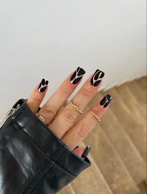 Simple Black Nail Designs Short Square, Moderate Nail Art, Simple Edgy Nails Square, Short Square Witchy Nails, Gothic Square Nails, Gothic Nails Short Square, Goth Nails Square, Biab Designs, Gold Gel Nails