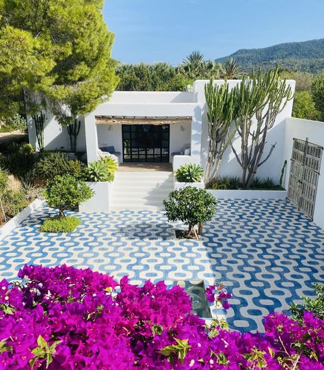 Greece Backyard, Mediterranean Villa Design, Greek Style Home, Greek Garden, Mediterranean Homes Exterior, Caribbean Homes, Spanish Garden, Resort Architecture, Rooftop Terrace Design