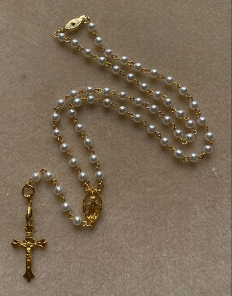 Gold Cross Rosary, Rosary Necklace Outfit, Gold Cross Necklace Aesthetic, Rosary Necklace Aesthetic, Rosario Aesthetic, Pretty Rosary, Rosary Aesthetic, Christ Jewelry, Gold Necklace Cross