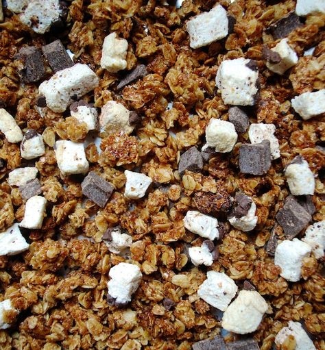 Homemade S'Mores Granola - Always Order Dessert Smores Granola, Edible Business, Trail Mix Granola Bars, Granola Ideas, Homemade Smores, Recipes Kids Love, Granola Recipe Healthy, Smore Recipes, Dessert Homemade