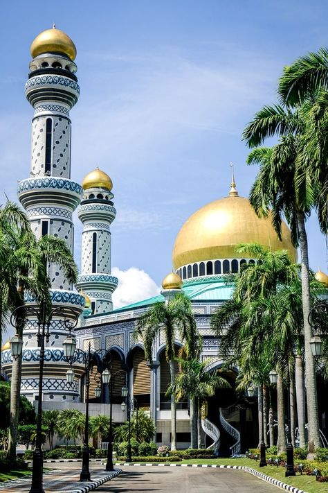 Jame’Asr Hassanil Bolkiah Mosque In Brunei Brunei Travel, Cheap Countries To Travel, Bandar Seri Begawan, Abdul Mateen, Golden Dome, Winding Staircase, Beautiful Mosques, Sacred Places, Place Of Worship