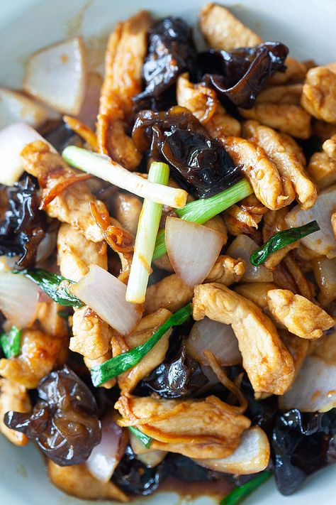 simple and delicious recipe with ginger and black fungus chicken served with rice. Black Fungus Recipe, Chai Pancakes, Asian Tofu Recipes, Recipe With Ginger, Chinese Cuisine Recipes, Ginger Chicken Recipes, Chinese Mushrooms, Steamed Chicken, Rasa Malaysia