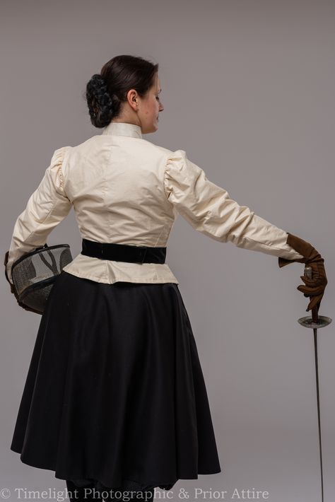 1880-90s Victorian fencing costume by Prior Attire, for The Victorian Dressmaker vol2 Victorian Athletic Wear, Victorian Fencing Outfit, Edwardian Motoring Clothes, Flexing Victorian Women, Mad Men Peggy, Women's Fencing, Edwardian Riding Habit, Victorian Men, Victorian Clothing