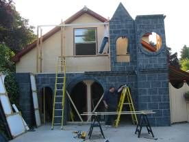 Diy Haunted Castle, Halloween Castle Diy, Prop Building Diy, Halloween Facade, Faux Castle Wall, Haunted House Facade Diy, Draculas Castle Halloween Decor, Yard Haunt, Halloween Graveyard