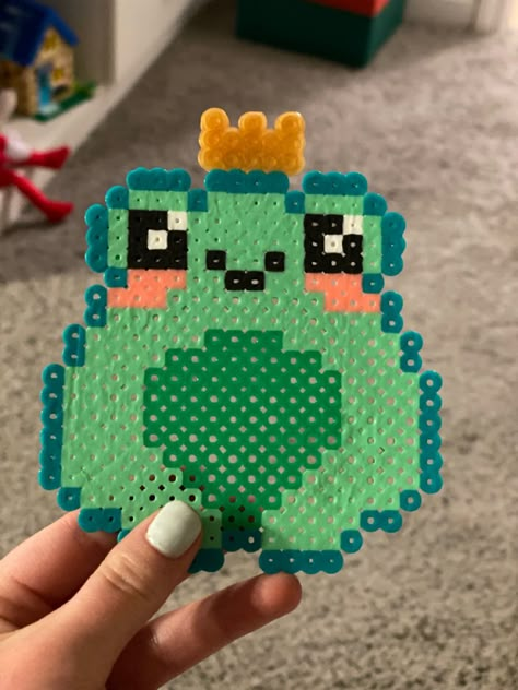 Perler Bead Patterns Frogs, Perler Beads Ideas Squishmallow, Perler Beads Frogs, Pearlier Beads Ideas, Frog Hama Beads, Ironing Beads Ideas Aesthetic, Perler Bead Ideas Aesthetic, Cute Frog Pixel Art, Peeler Beads Patterns Cute