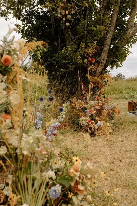 A Low-Key Wedding on a Working Flower Farm in Oregon Farm Wedding Ceremony, Casual Wedding Decor, Colorful Vibes, Low Key Wedding, Late Summer Flowers, Thanksgiving Flowers, Farm Day, Late Summer Weddings, Oregon Wedding