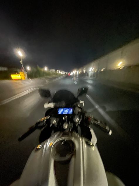 wet ride Yamaha Yzf R125, Driving Motorcycle, Motorcycle Rides, Motocross Love, Night Ride, Motorcross Bike, Rain Photo, Bike Aesthetic, Motorcycle Ride