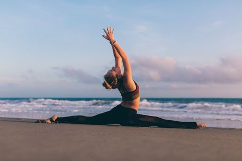 Split Yoga, Yoga On The Beach, Yoga Poses Photography, Flexibility Dance, Yoga Inspo, Gymnastics Poses, Yoga Pictures, Beach Yoga, Yoga Exercises