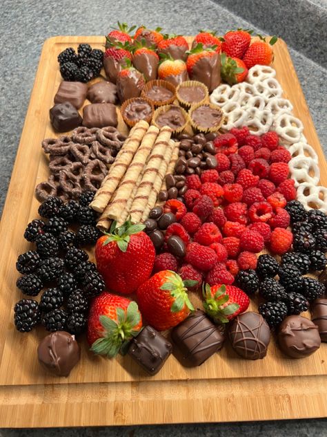 Munchies Charcuterie Board, Berries And Chocolate Board, Chacutery Board Ideas Desserts, Chocolate Covered Strawberries Charcuterie, Treat Platter Ideas, Football Food Board, Snacks Charcuterie Board Ideas, Charcuterie Board Chocolate And Fruit, Chocolate And Berries Charcuterie Board