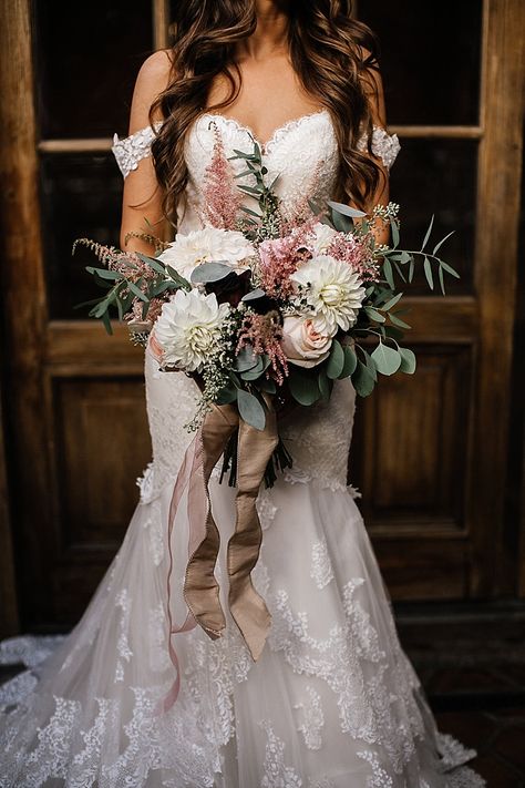 An Elegant and Intimate Wedding at The Carondelet House in Los Angeles | Southern California Wedding Ideas and Inspiration Carondelet House, House In Los Angeles, Country Western Wedding, Country Theme Wedding, Boda Mexicana, Dream Wedding Ideas Dresses, Wedding Boho, Cute Wedding Ideas, A Wedding Dress