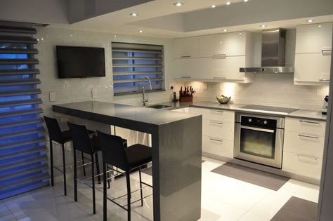 Small modern kitchen with gray quartz counter peninsula and white gloos cabinets Small Kitchen Pictures, Small Modern Kitchen Design, Small Modern Kitchens, Kitchens Cabinets, Small Kitchen Cabinets, Outdoor Designs, Kitchen Renovations, Small Kitchens, Kitchen Designs Layout