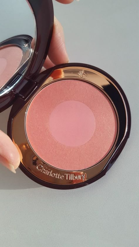 Charlotte Tilbury Aesthetic, Charlotte Tilbury Cheek To Chic, Makeup Charlotte Tilbury, Koleksi Makeup, Selfcare Skincare, Charlotte Tilbury Makeup, Makeup List, Makeup Package, Eye Makeup Pictures