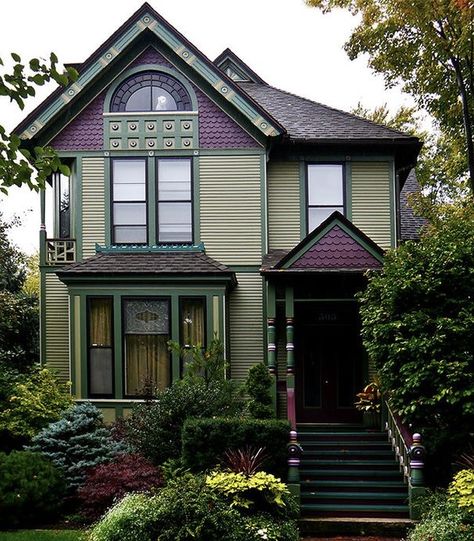 Victorian Homes Exterior Colors, Home Ideas Decoration, Decoration Home Ideas, Old House Exterior, Victorian House Colors, Green House Exterior, Victorian Homes Exterior, Purple House, Victorian Exterior