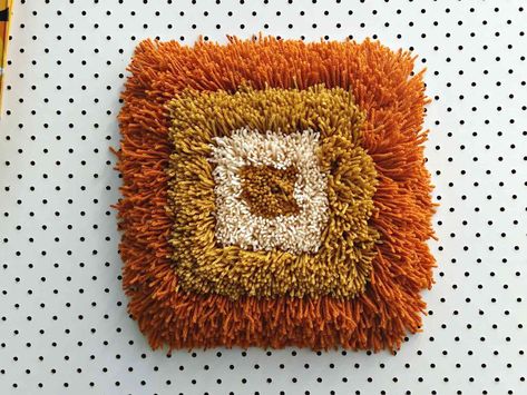 Latch Hook Wall Hanging, Diy Latch Hook, Diy Hooks, Latch Hook Rug, Simple Geometric Pattern, Hook Rug, Latch Hook Rugs, Rug Yarn, Felt Craft