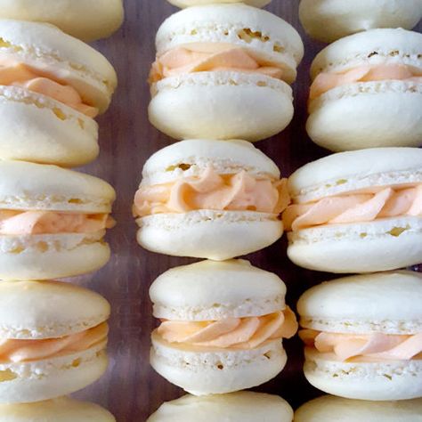 Macaron Flavors Ideas, Maccarone Recipes, Summer Macarons, Spring Macarons, Pineapple Curd, French Macaroon Recipes, Making Macarons, Macaron Recipes, Macarons Recipe