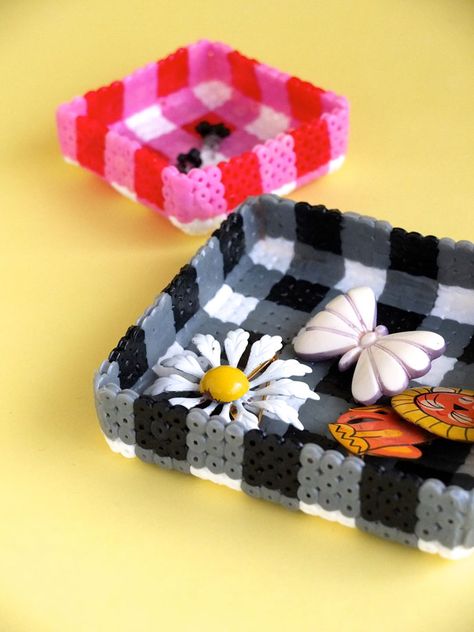 How to make a gingham pattern Jewelry tray from pearler beads - love cute crafts like this. I need to make these! Perler Bead Patterns Ideas, Diy Jewelry Tray, Sister Crafts, Jewellery Tray, Diy Jewelry To Sell, Beaded Designs, Perler Creations, 3d Perler Bead, Diy Perler Bead Crafts