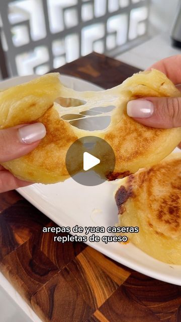 Mariana Arango A on Instagram: "Arepas de yuca repletas de queso 🤤👀✨
Caseras y fáciles de hacer.

Aproximadamente 1 libra de yuca
3 cucharadas de mantequilla
1/4 taza de queso 
1 cucharadita y media de sal (approx, ir probando)

1. Pelar la yuca y cortarla en pedazos parejos.
2. Cocinar la yuca en agua hirviendo hasta que quede blandita (approx 40 mins, 1 hora)
3. En un procesador poner la yuca, sal, queso, y mantequilla hasta obtener una mezcla uniforme que no se pegue a las paredes del procesador.
4. Haz la forma de las arepitas y rellénalas de queso.
5. Ponlas en un sartén a fuego bajo durante cada lado hasta dorar y tápalo para que se termine de cocinar.

Disfruuuuuta 👀💕
Puedes dejarlas congeladas listas para solo calentar y comerlas. 

#recetas #foodie #viajes #travel #food #comid Travel Food, Chef, Cheese, Media, On Instagram, Mariana