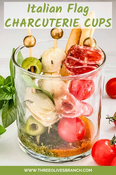 Italian Charcuterie Cups, Italian Appetizers Party, Finger Foods Ideas, Italian Charcuterie, Bite Sized Appetizers, Fruit Charcuterie, Pasta Cup, Wedding Finger Foods, Finger Food Party