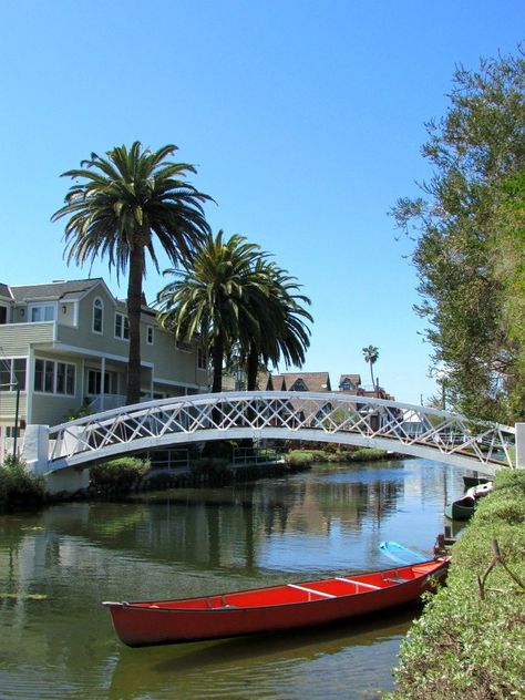 Venice Beach Canals: A Charming Historic District - Tanama Tales Venice Beach Canals, Venice Beach House, Venice House, Hikes In Los Angeles, Go Usa, Colorful Houses, Venice Canals, Walking Street, Hidden Treasure