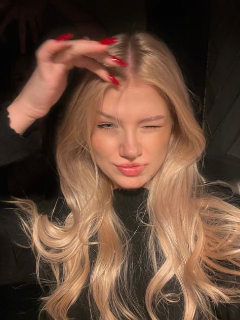 selfie idea red nails blonde straight hair instagram inspo Red Nails Blonde Hair, Nails Selfie, Blonde Straight Hair, Hair Instagram, Straight Blonde Hair, Hair Red, Strawberry Blonde, Instagram Inspo, Pretty Selfies