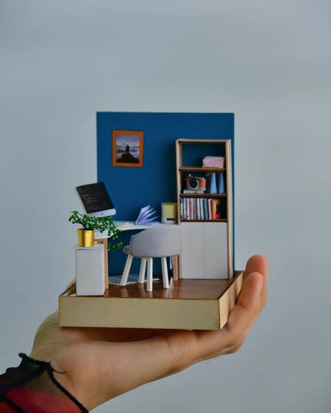 Mini Room Diy, Mini House Model, Diy Resin Gifts, Miniature Making, Mini Office, Miniature Dollhouse Furniture, Doll House Crafts, Pinterest Diy Crafts, Office Office