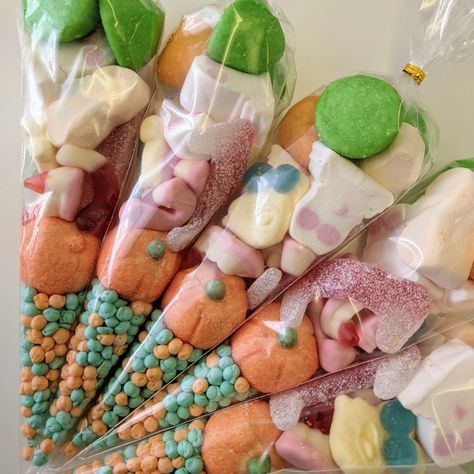 Sweet Cone, Party Sweets, Sweet Cones, Sweet Bags, Sweet Box, Halloween Party Themes, Halloween Stickers, Party Bag, Sweet Treat