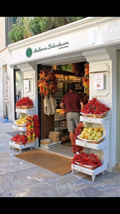 Supermarket Design Interior, Fruit And Veg Shop, Juice Bar Design, Store Shelves Design, Smoothie Shop, Vegetable Shop, Grocery Store Design, Recipes Bread, Store Design Boutique