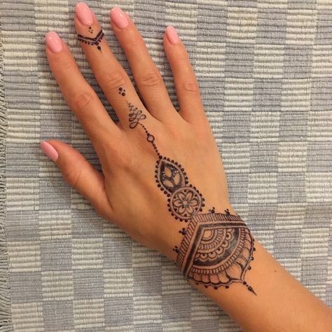 Henna Tatoos Ideas Hand, Henna Tattoos For Women, Henna Motive, Beautiful Spine Tattoos, Henne Tattoo, Henna Style Tattoos, Spine Tattoo Ideas, Henna Inspired Tattoos, Finger Tattoo For Women