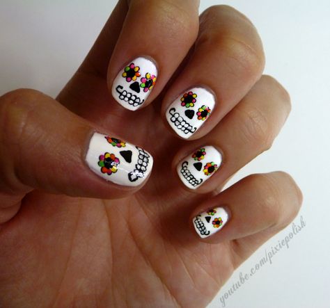 Day of the Dead nail art Skull Nail Designs, Sugar Skull Nails, Skull Nail Art, Skull Nails, Halloween Nail Designs, Get Nails, Halloween Nail, Halloween Nail Art, A Skull