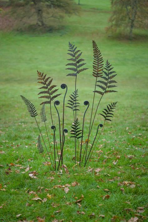 Garden Ornaments Ideas Inspiration, Garden Metal Art, Ferns And Grasses, Diy Garden Sculpture Ideas, Tropical Fern Garden, Garden Ornaments Ideas, Fox Tail Fern, Woodland Ferns Garden, Copper Garden Art