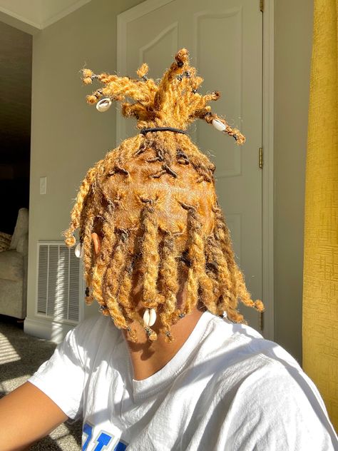 Honey Blonde Locs Men, Honey Blonde Dreads Men, Dread Hairstyles Men, Dread Dye Ideas Men, Dyed Locs Men, Honey Brown Locs, Honey Blonde Locs, Loc Dye Ideas, Blonde Dreadlocks Men