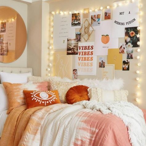 Dorm Room Color Schemes, Dorm Colors, Dorm Room Colors, College Bedroom Decor, Collage Decor, Sunny Room, Ideas Cuarto, Zimmer Diy, Aesthetic College