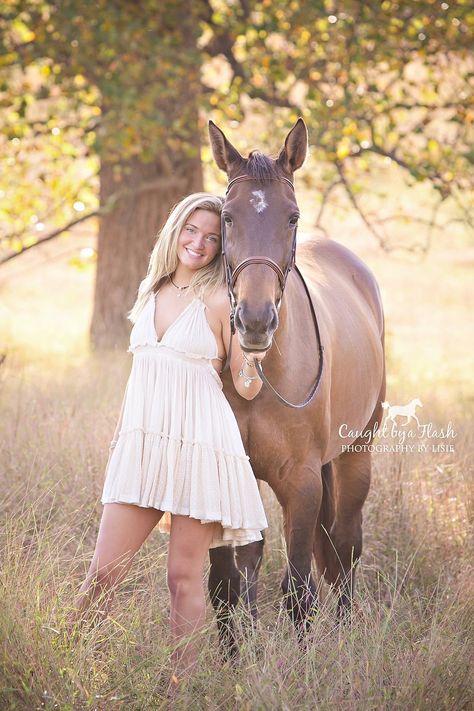 Senior Horse Photography, Horse Photoshoot Ideas, Equine Photography Poses, Equine Photoshoot, Western Photo Shoots, Horse Senior Pictures, Cowgirl Photoshoot, Cute Senior Pictures, Horse Photography Poses