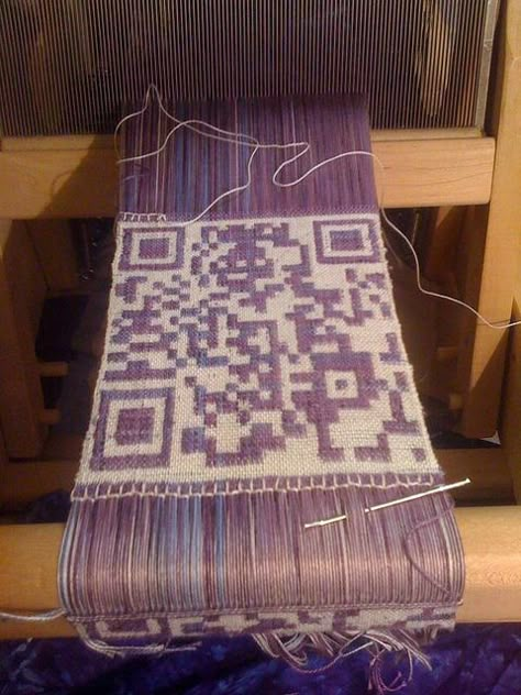 QR Code creato al telaio Weave Loom, 3d Weaving, Weaving Loom Diy, Card Weaving, Heddle Loom, Tablet Weaving, Weaving Loom, Fibres Textiles, Weaving Textiles