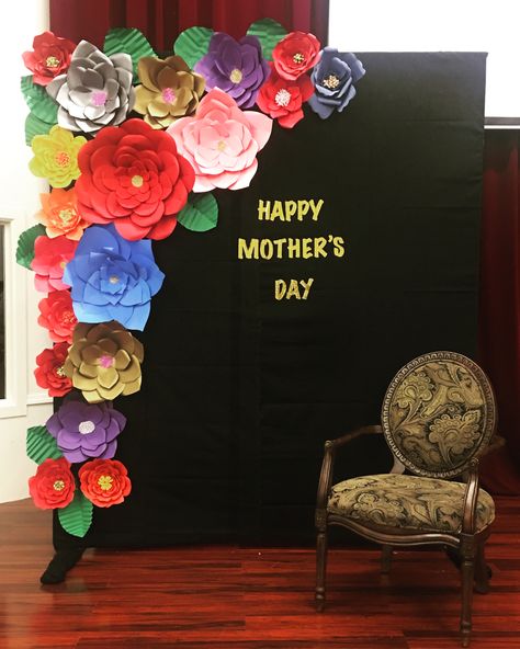 Mother’s Day photo backdrop #churchdecor #paperflowers #blackdecor Mother's Day Selfie Corner, Selfie Corner Ideas Photo Booths For School, Mothers Day School Decorations, Mothers Day Board Decoration, Mothers Day Classroom Decoration, Mother’s Day Photo Booth, Mother Day Decoration Ideas For School, Mothers Day Decorations For School, Selfie Corner Ideas For School