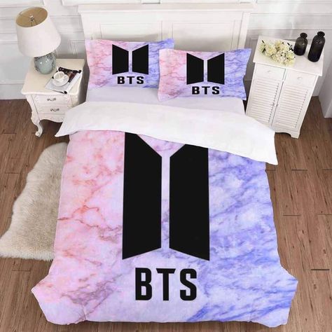 2 Me gusta, 0 comentarios - eskawaii (@eskawaii_online) en Instagram: "I lovit!!!🥰🥰🥰 ➡️Más info en la bio  #btsespaña #btsespañol #btsusa #armybts #tiendakpop…" Army Room Decor, Bts Clothing, Army Room, Set Bed, Quilt Material, Quilted Duvet, Kpop Bts, Duvet Bedding, Quilt Sets Bedding