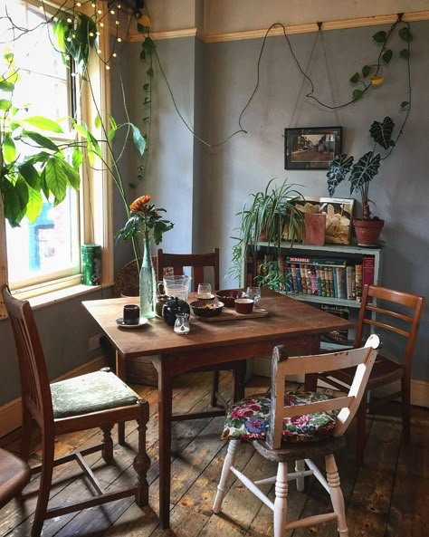 Hippy Dining Room, Brooklyn Apartment Aesthetic, Cottagecore Dining Room, Apartment Dining Room, Vintage Dining Room, Apartment Aesthetic, On The Bright Side, Bright Side, Room Inspiration Bedroom