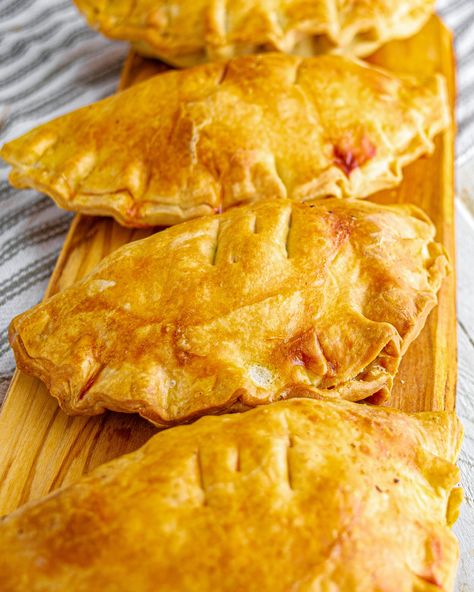 Cornish Beef Pasties Cornish Pasties - An Amazing Beef Pie Recipe from the South of England Cornish Beef Pasties, Potato Pasties, Beef Pasties, Pie Favors, Beef Pie Recipe, Beef Pie, Pasties Recipes, Leftover Roast Beef, Types Of Pie