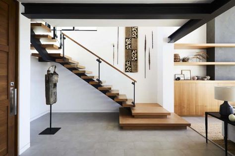 Coastal contemporary home in Southern California gets a luxe update Stairway Decor Ideas, California Beach House, Stairway Decorating, Staircase Wall, Staircase Makeover, Coastal Contemporary, Home Stairs Design, Interior Stairs, Modern Staircase