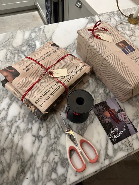 Newspaper Gift Wrap, Newspaper Gift Wrapping Ideas, Newspaper Gift Wrapping, Newspaper Wrapping, Christmas Present Wrap, Newspaper Gift, Sustainable Christmas, Christmas Gift Wrapping, Christmas Wrapping