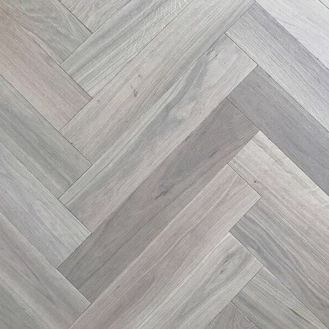 The cool grey and white tones of our lovely White Mist parquet wood flooring. Come and see our full parquet collection at our Wandsworth showroom & see how you can transform your home. Grey Lino Flooring, Grey Parquet Flooring, Grey Wooden Flooring, Parquet Wood Flooring, Herringbone Tile Floors, Wood Floor Texture, White Wood Floors, Grey Wood Floors, Old House Interior