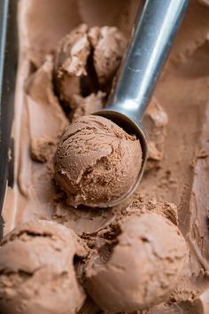 Close up of a metal ice cream scoop serving double chocolate ice cream. Froyo Recipe, Chocolate Frozen Yogurt, Dessert Halloween, Chocolate Ice Cream Recipe, Chelsea's Messy Apron, Ice Cream Maker Recipes, 5 Ingredient Recipes, Homemade Ice Cream Recipes, Ice Cream Popsicles