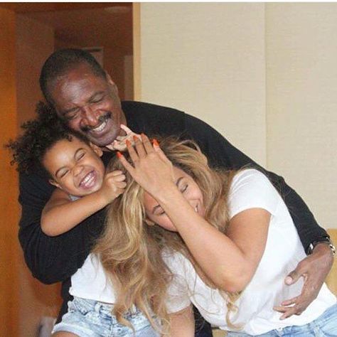 Texas, Baby: The Knowles' Come Together For Family Time Matthew Knowles, Beyonce Memes, Beyonce Family, Queen Bee Beyonce, Blue Ivy Carter, Beyonce Knowles Carter, Michael Strahan, Beyonce Style, Beyoncé Giselle Knowles-carter